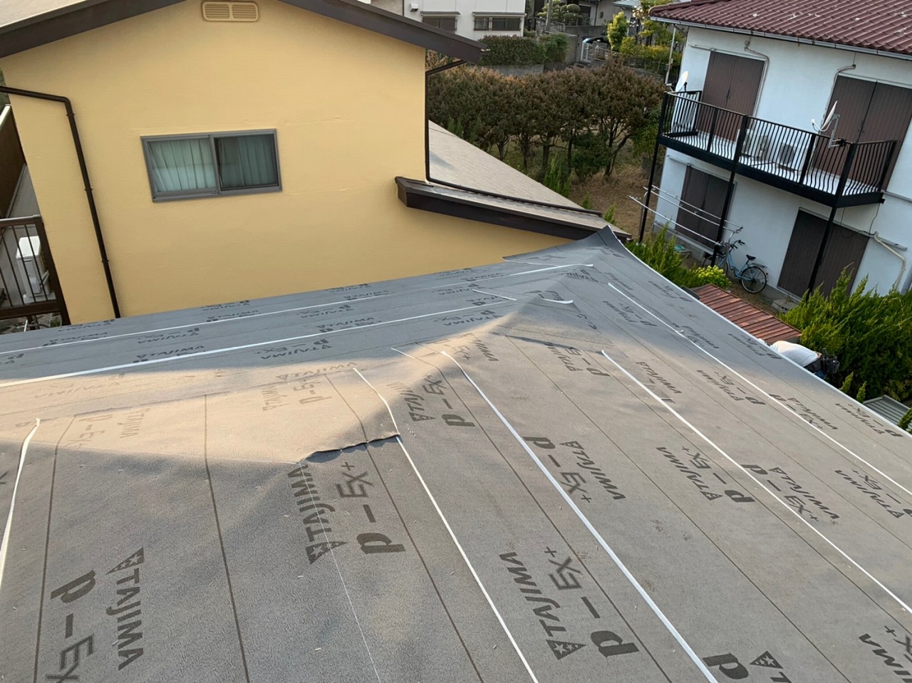生駒市の葺き替え工事、大屋根に防水紙設置